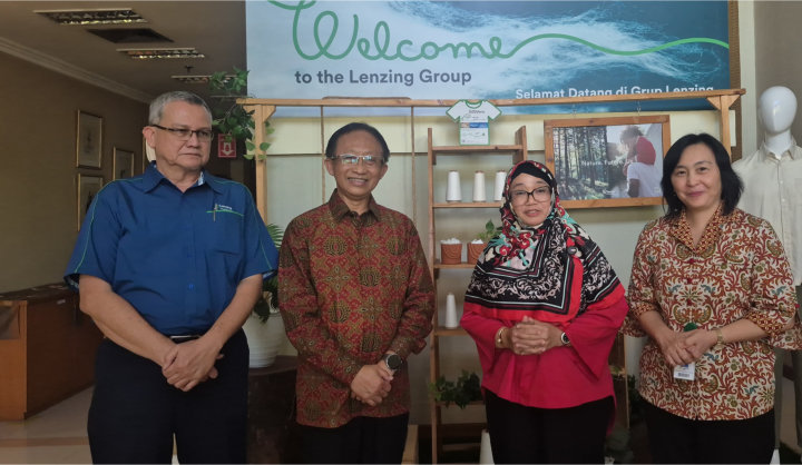 Direktur Retail dan Niaga PLN Adi Priyanto (kedua dari kiri) ketika mengunjungi salah satu pelanggan industri tekstil PT South Pacific Viscose (SPV) di Purwakarta dan disambut oleh HR GA & Corporate Affair Director SPV, Vibrayani Arkhama (kedua dari kanan