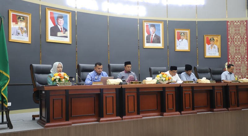 Ketua DPRD Padang Muharlion didampingi wakil-wakil Ketua, Pj Sekdako Padang, Sekwan DPRD Hendrizal Azhar saat memimpin Sosialisasi Pokir 2027.