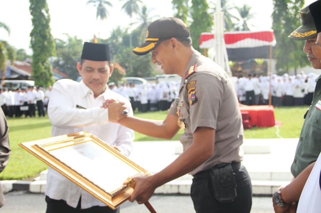 Pemko solok Serahkan Penghargaan