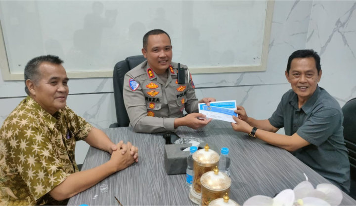 Dirlantas Polda Sumbar, AKBP H.M. Reza Chairul Akbar Siddiq bersama ketua PWI dan Sekretaris