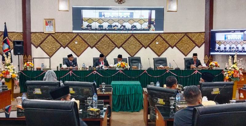 Ketua DPRD Padang Syafrial Kani didampingi Wakil Ketua Arnedi Yarmen dan Sekda Andree Algamar serta Sekwan Hendrizal Azhar saat memimpin rapat paripurna Program Pembentukan Peraturan Daerah (Propemperda) tahun 2023.