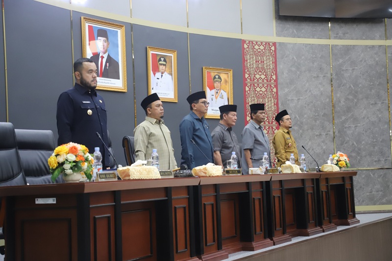 Ketua DPRD Padang Muharlion Bersama Walikota Padang Fadly Amran dan Wakil-wakil ketua DPRD, serta sekteraris DPRD Hendrizal Azhar saat pimpin rapat paripurna. 