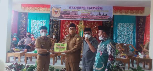 Disaksikan Wakil Ketua DPRD Anton Yondra serta anggota DPRD Beni Apero, Camat Sungai Tarab Afrizal menyerahkan hasil naskah Musrenbang Kecamatan pada Wakil Bupati Richi Aprian.