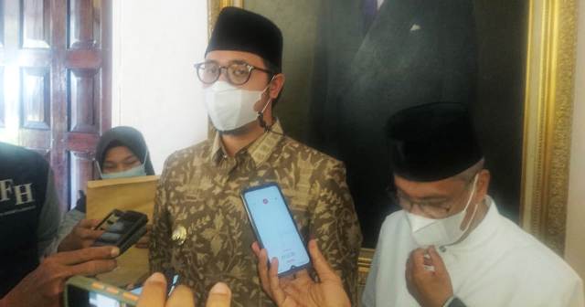 Walikota Bukittinggi Erman Safar didampingi Wawako Marfendi memberikan keterangan pers.