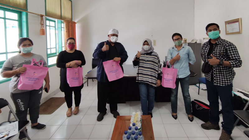 Foto bersama tim humas SPH bersama petugas kesehatan di RSUD Mentawai, Jumat (19/3)