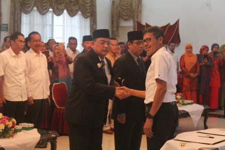 Syafrizal saat dilantik oleh Gubernur Sumbar menjadi PLT Bupati Kepulauan Mentawai