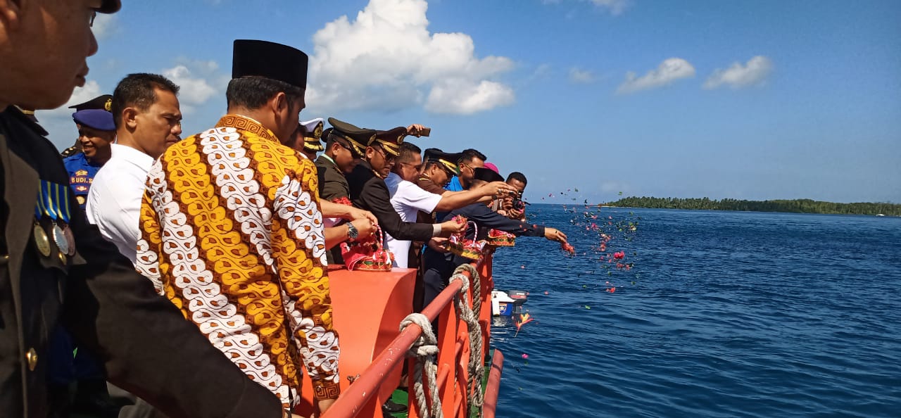 Kapolres Mentawai AKBP Hendri Yahya memimpin kegiatan tabur bunga di laut sekitar Pelabuhan Tuapeijat