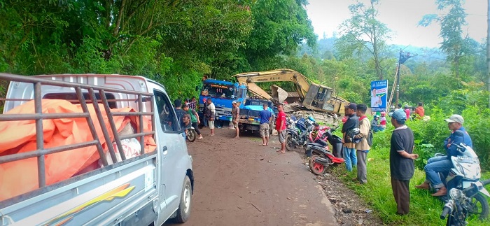 Truck tronton pengangkut alat berat terguling di KM 4 Baso-Batusangkar, Selasa (25/2) pagi.
