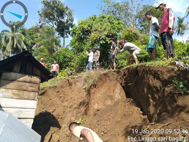 satu dari tiga rumah yang ditimpa longsor di Bayang Pesisir Selatan