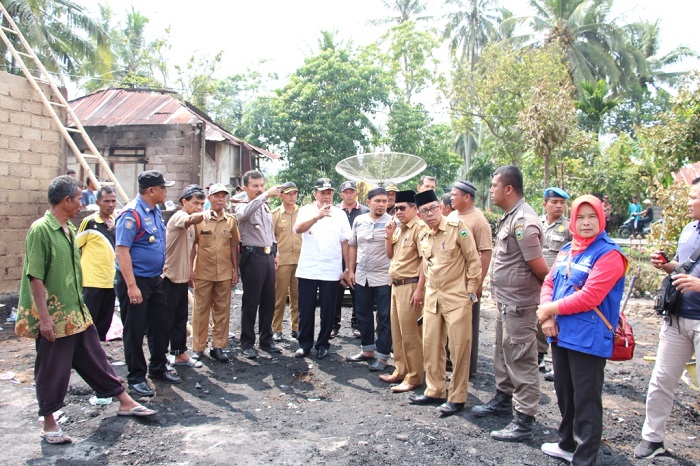 Wakil bupati Solok H. Yulfadri Nurdin bersama Kadis Sosial tinjau musibah kebakaran di nagari Cupak, Selasa (20/8)