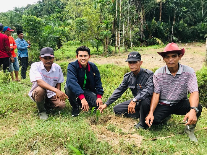 Universita Eka Sakti (Unes) Padang Kelompok 39 melaksanakan Aksi Penanaman Pohon di Jorong Kajai Pisik, Nagari Manggopoh, Kecamatan Lubuk Basung, Kabupaten Agam, Kamis (5/9).