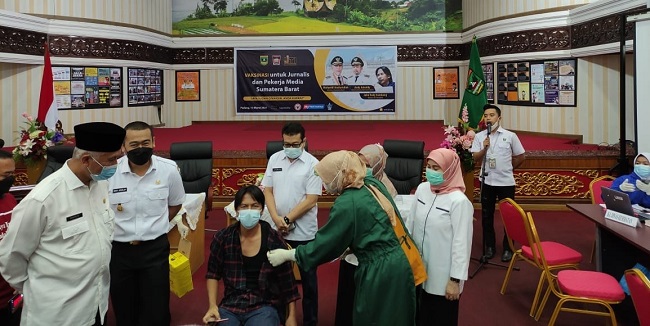 Gubernur dan Wakil Gubernur Sumatera Barat Mahyeldi dan Audy Joinaldi menyaksikan Ketua IJTI Sumbar Johnnedy Kambang divaksin Covid-19