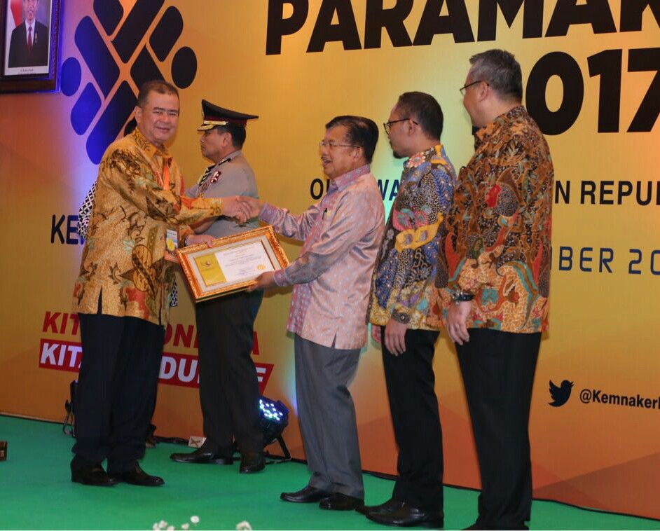 Wakil Gubernur Sumbar Nasrul Abit menerima penghargaan dari Wakil Presiden Republik Indonesia Jusuf Kalla didampingi Menteri Ketenagakerjaan M Hanif Dhakiri 
