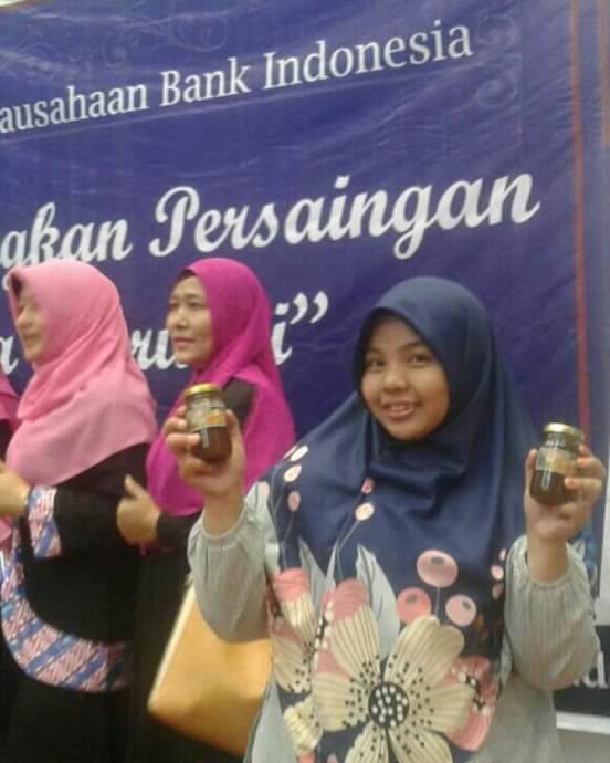 Yunike Filmar, memperagakan Madu Galo Galo, hasil dari pengembangan usaha yang mengantarkannya ke tingkat nasional